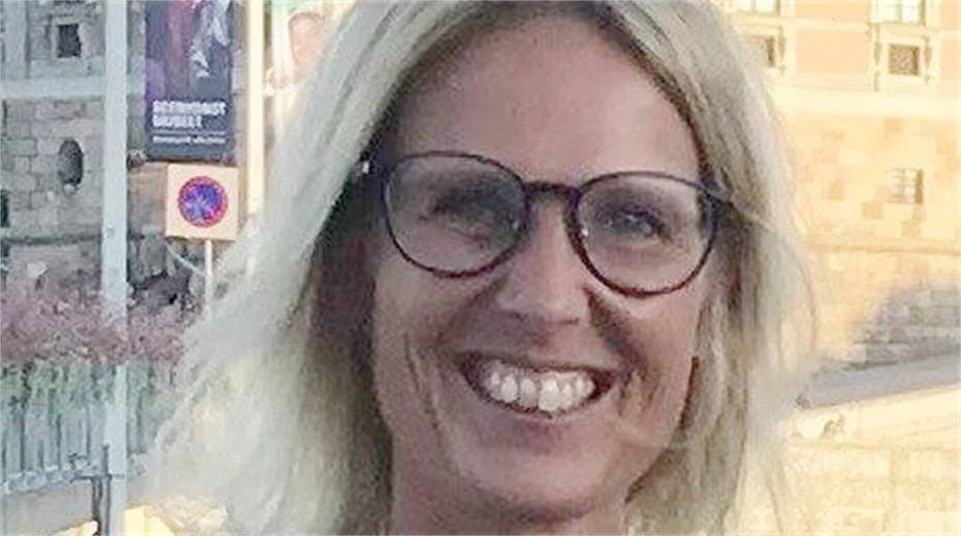 Porträtt av leende kvinna.