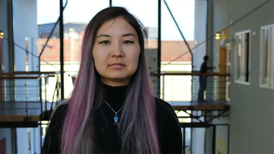 Ung kvinna med långt rosa hår