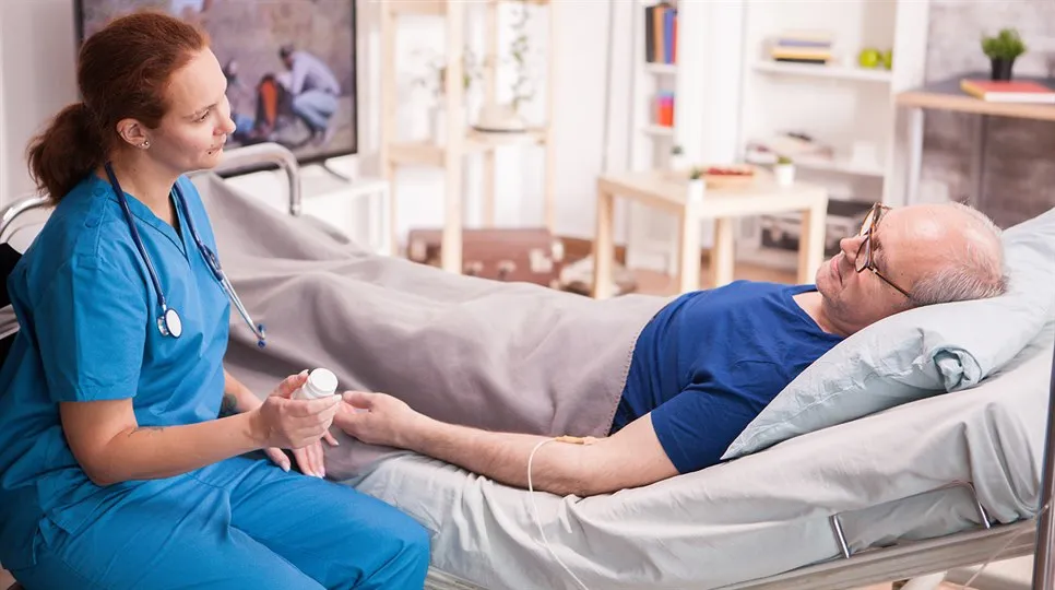 Äldre man vårdas hemma