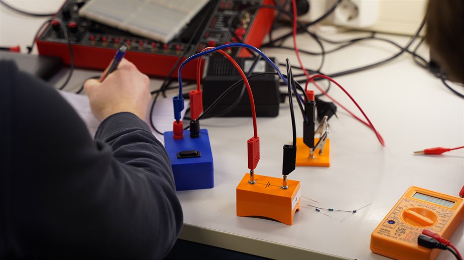 Elev använder sig av utrustning för att mäta inre resistans hos batterier.