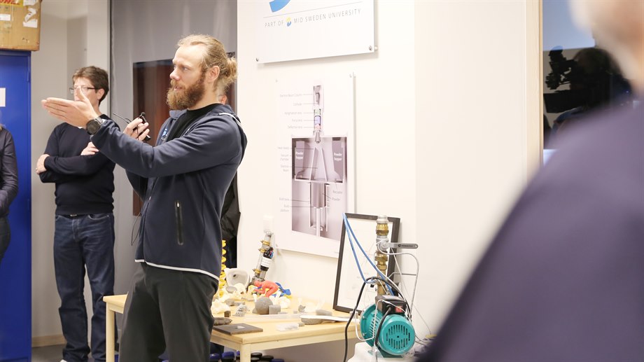 David Samuelsson berättar om trämodellen av en alpinåkare.