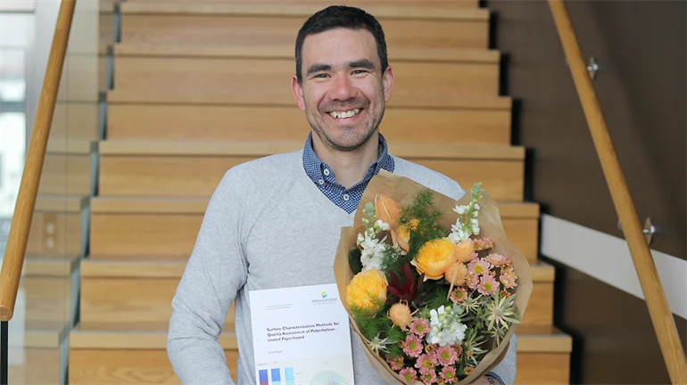 Bild på nydisputerad Javier Brugés med blommor i handen