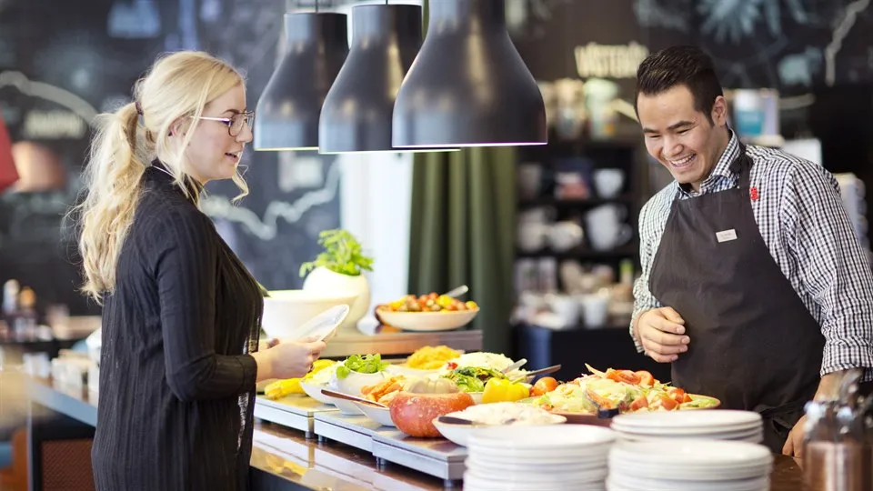 Restaurangpersonal framför en hotellfrukost