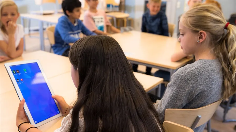 Surfplatta i undervisningen, elever använder appp.