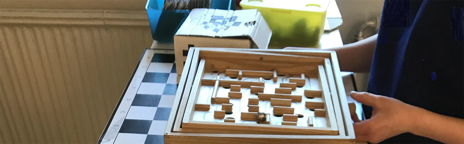 Barn spelar labyrintspel på fritids