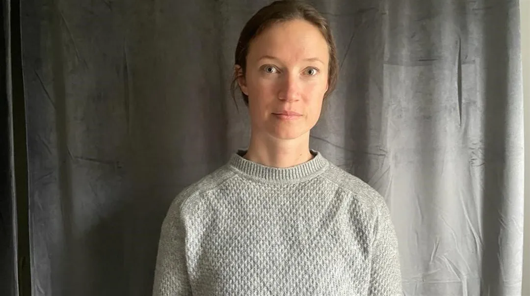 Porträttbild av en kvinna med grå tröja