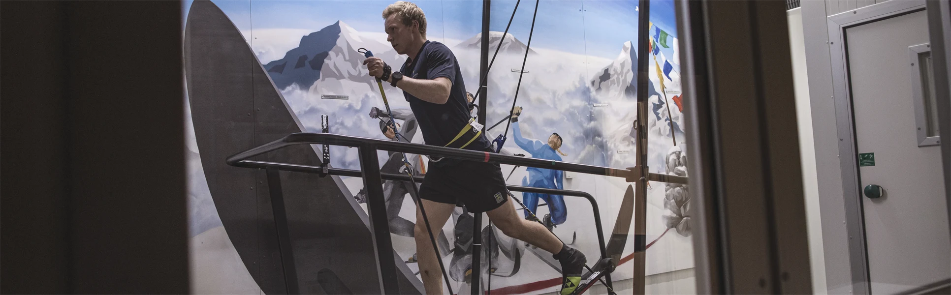 Rullskidåkare på rullband i klimatkammare.