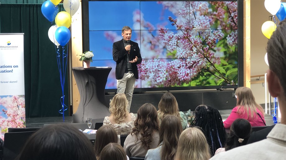 Anders Fällström, rektor vid Mittuniversitetet håller tal. 