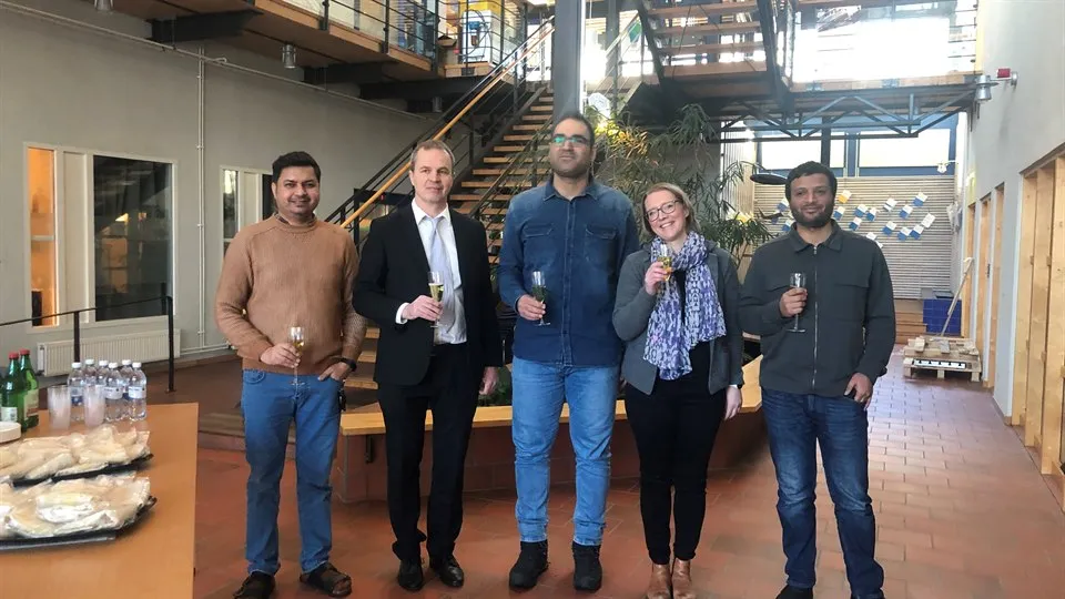 man med blommor och glas