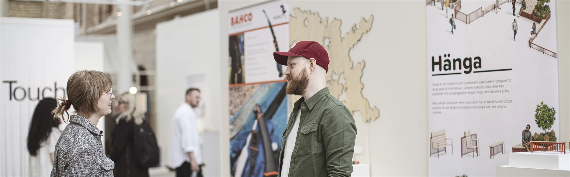 Studenter samtalar på vernissage