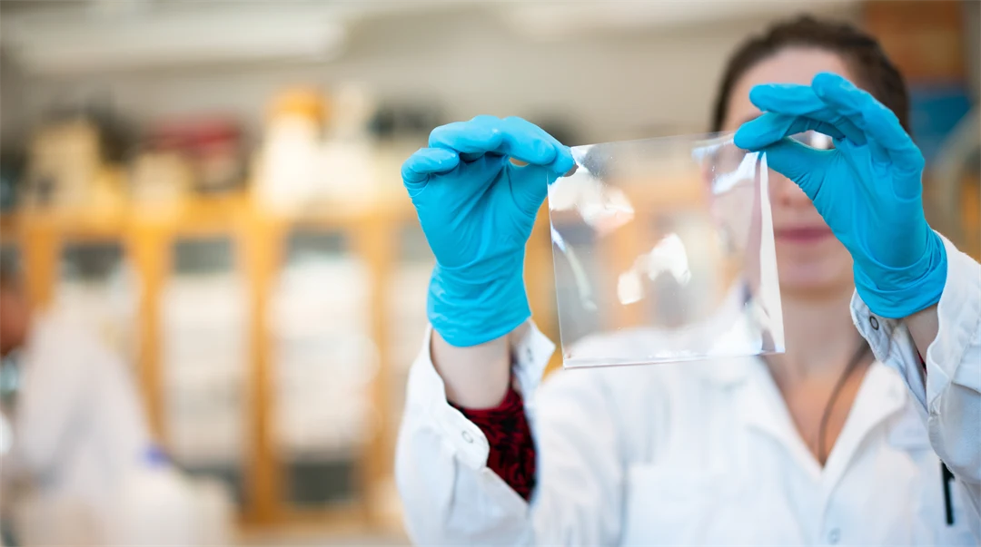 Researcher in the chemistry lab.