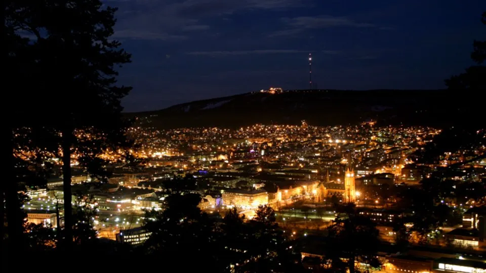 Vybild över sundsvall på natten 