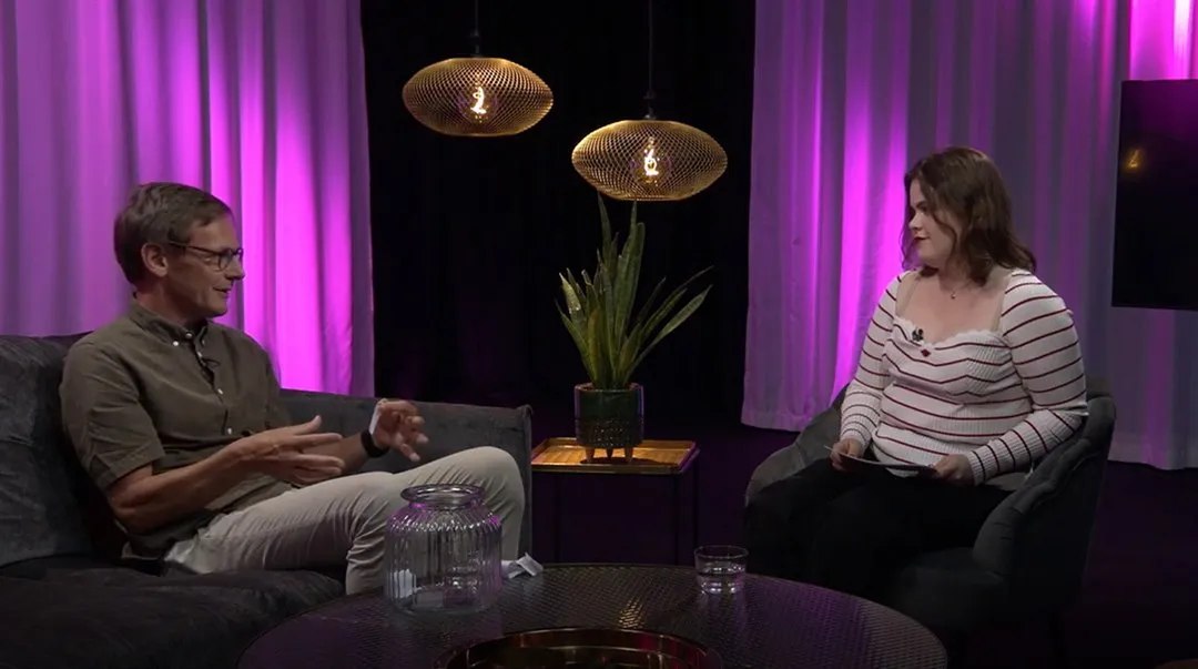 Två personer i en studio och pratar med varandra.