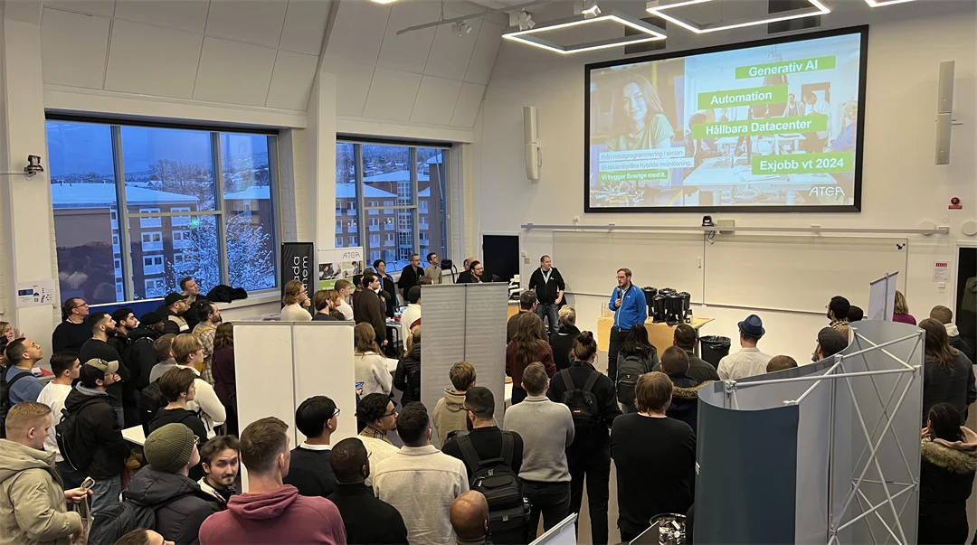 en samling studenter och företag i en lokal