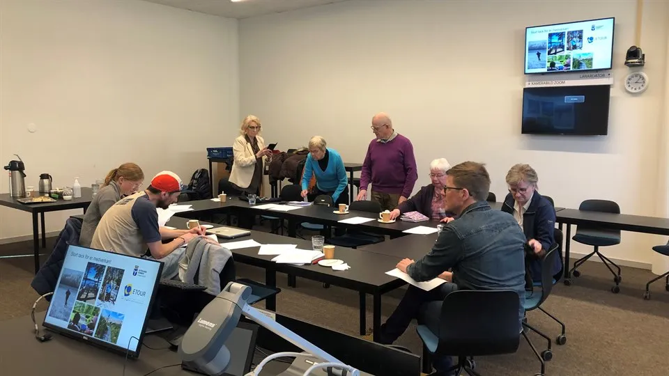 En grupp äldre kommuninvånare på wn workshop om tillgängligheten i kommunen