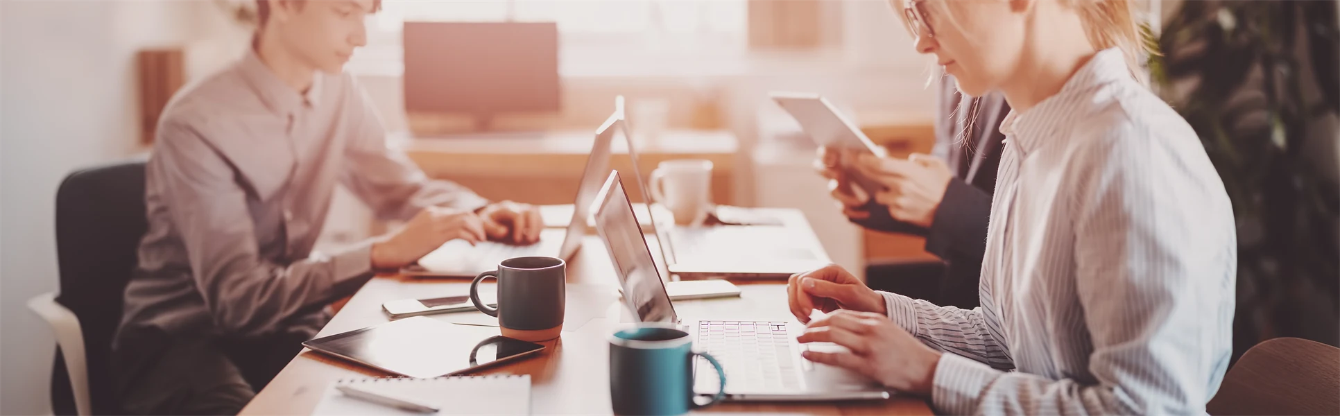 Anställda som arbetar tillsammans på kontoret