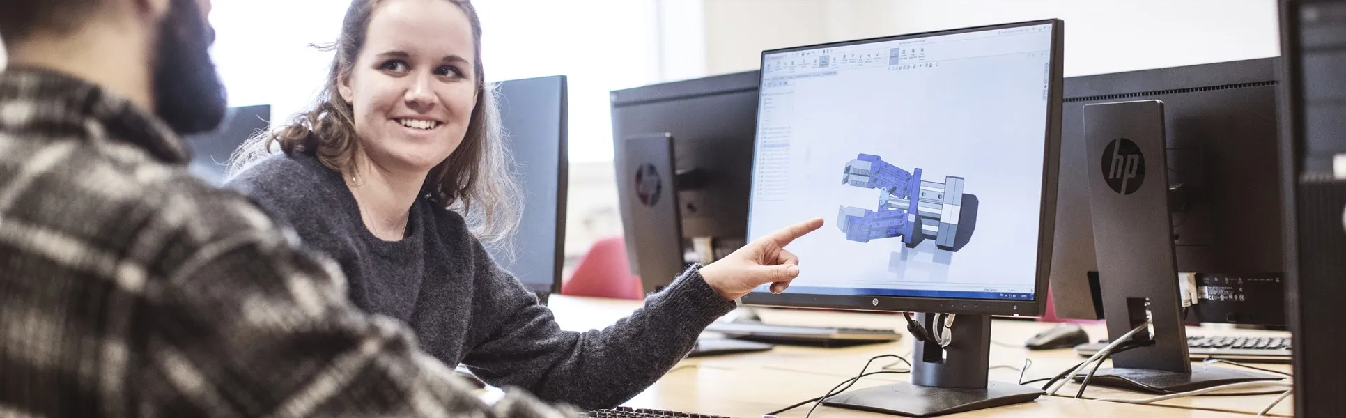 Studenter vid sportteknologi jobbar med CAD
