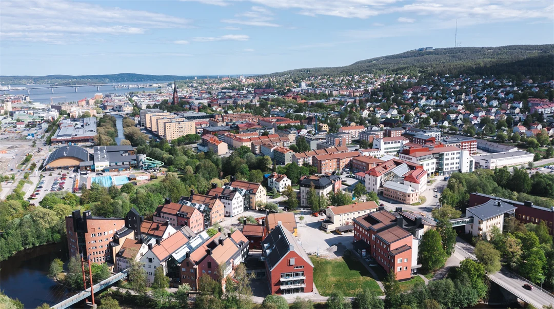 Drönarbild, Campus i förgrunden, Sundsvalls stad i bakgrunden