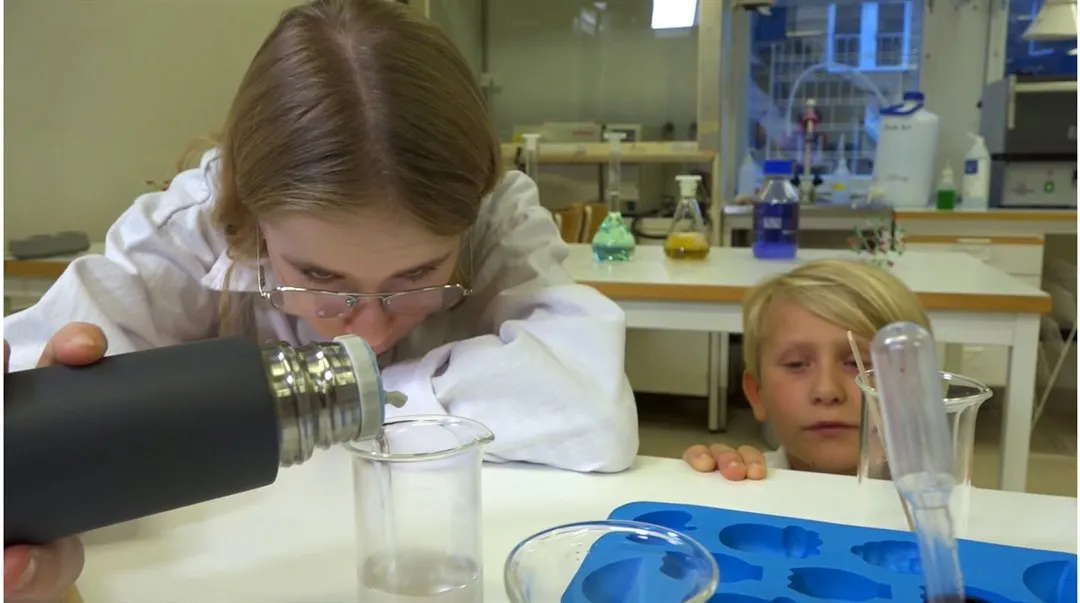 Ebbe och Signe gör experiment med Technichus