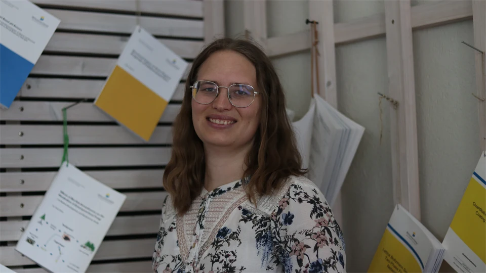 Leende kvinna tittar in i kameran