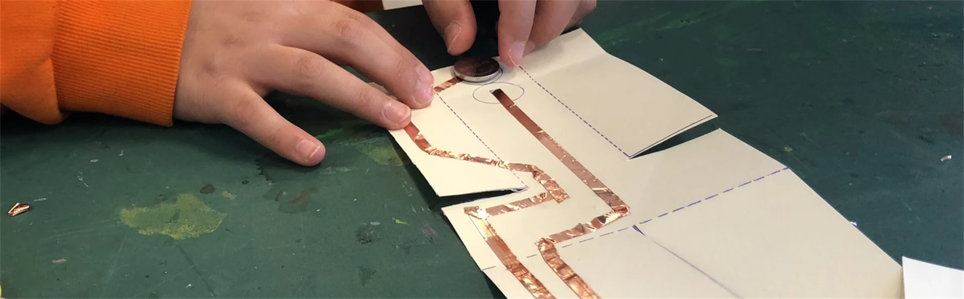 Elever som tillverkar en självlysande helikopter.