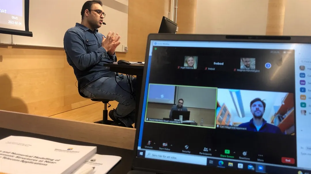 man med blommor och glas