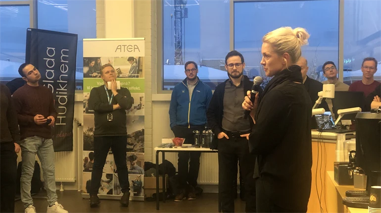 en kvinna hållandes i en mikrofon