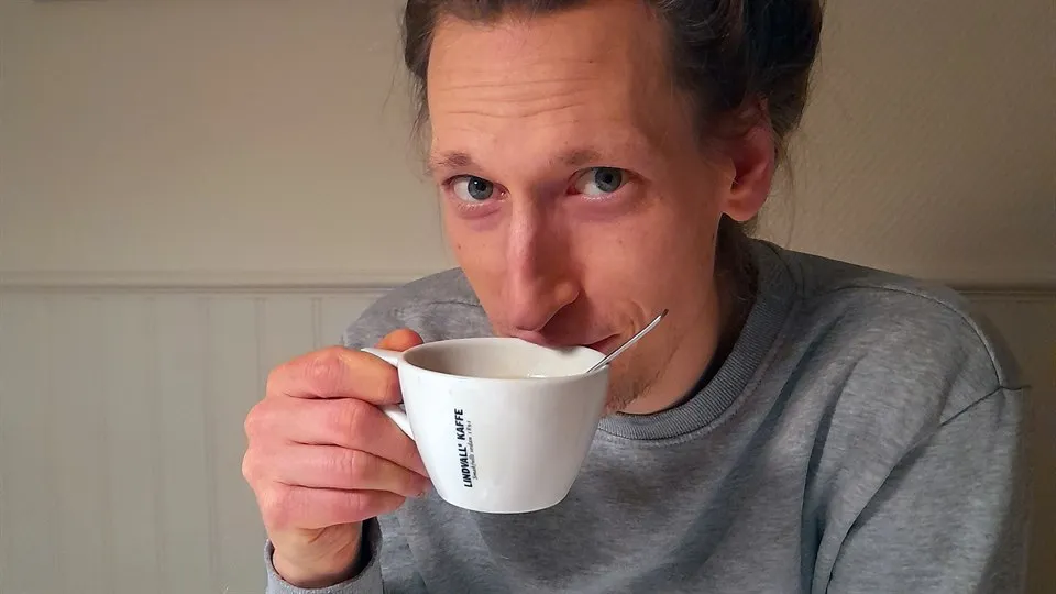Bobo Bäckström sitter vid matbordet och dricker kaffer