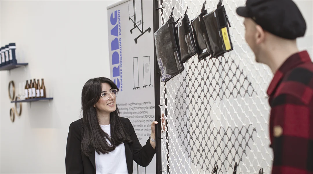 Studenter visar upp examensarbeten i industridesign