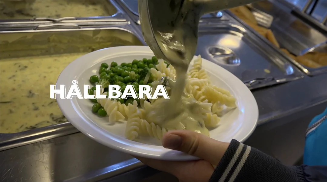 Henrik Haller berättar om framtidens mat på en skola. 