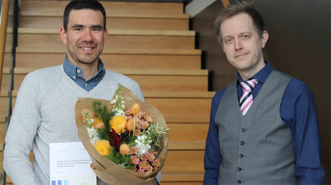 Javier Brugés står bredvid sin handledare Jan Lundgren