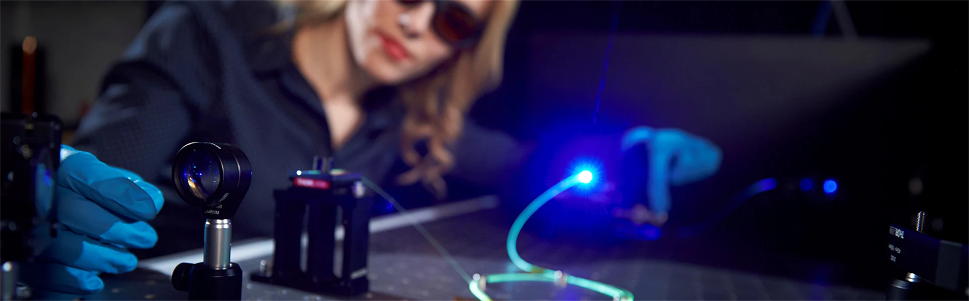 Enkeleda Balliu arbetar med laser och fiberoptik i labbet