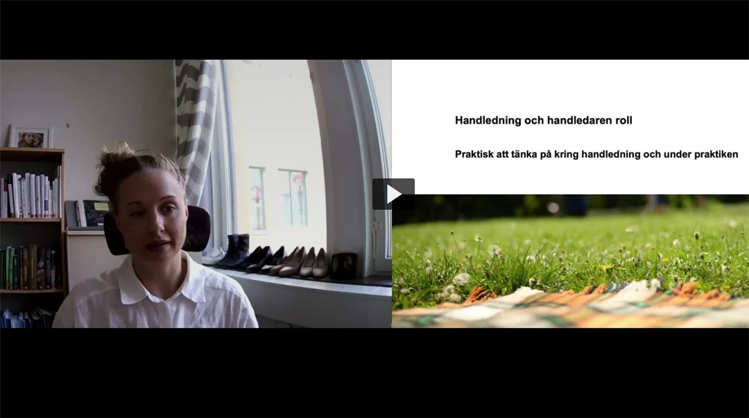 Webbföreläsning med föreläsaren till vänster och presentationsbilder till höger.