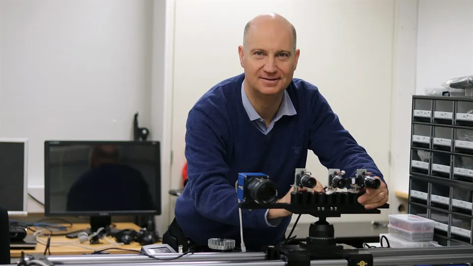 Mårten Sjöström arbetar med en kamera i labbet.
