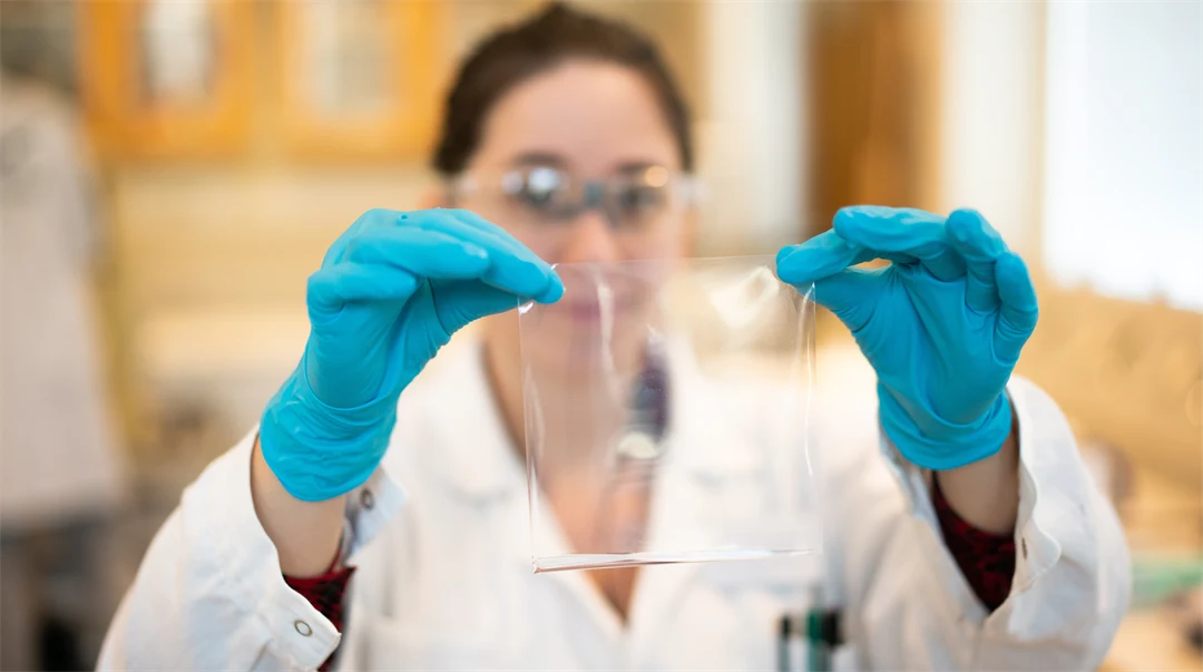 Researcher in the chemistry lab.