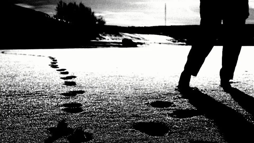 Människa i snö och motljus