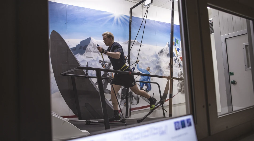 Rullskidåkare på rullband i klimatkammare.