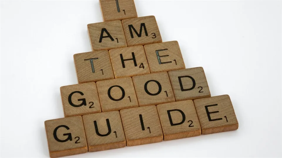 Träklossar i en pyramidform, som säger Iam the good guide