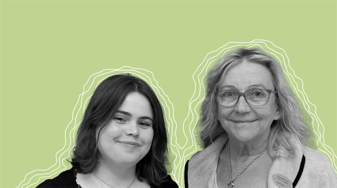 En kvinna med brunt hår och en kvinna med blont hår som ler mot kameran