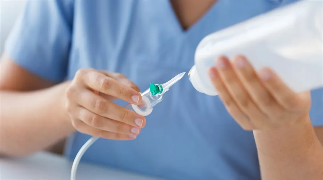 Sköterska preparerar dropp