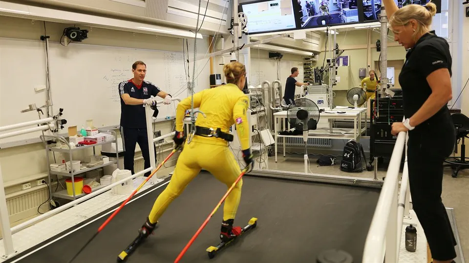 Mona Brorsson på rullbandet hos NVC. Hon ingår i ett test av kompressionskläder.