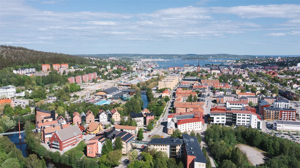 Drönarbild, Campus i förgrunden, Sundsvalls stad i bakgrunden