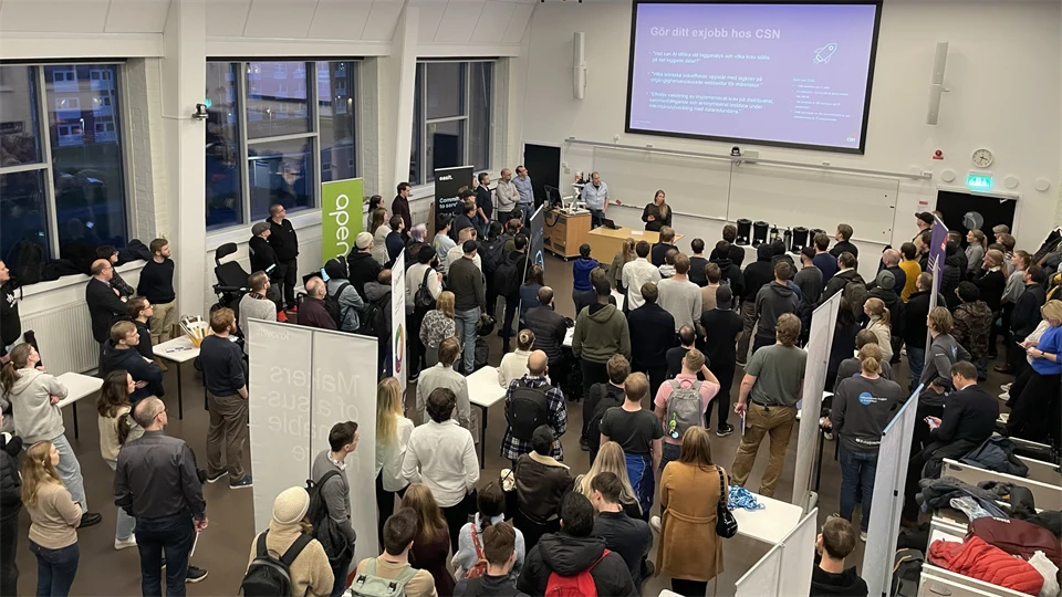 Exjobbsevent med företag och studenter som minglar i sal på Campus Sundsvall