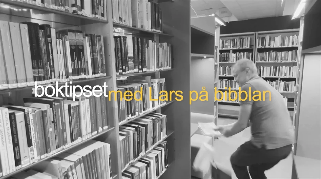 man i bibliotek som ramlar med böcker