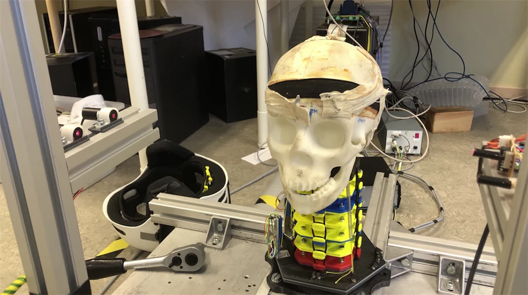 Engelskspråkig film om utveckling av säkerhetssystem för huvudskador