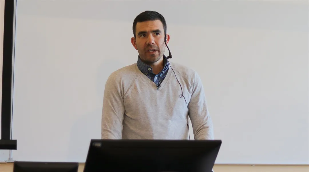 Doktoranden Javier Brugés diskuterar sin avhandling med opponenten.