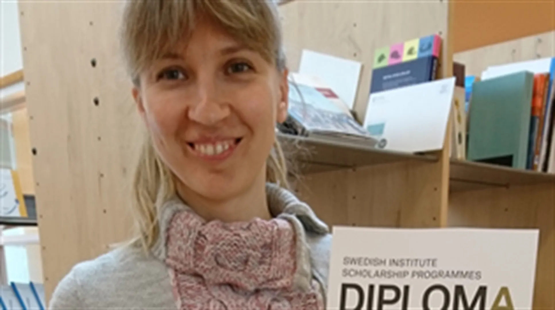 Olga Milinchuk med diplom från Svenska Institutet
