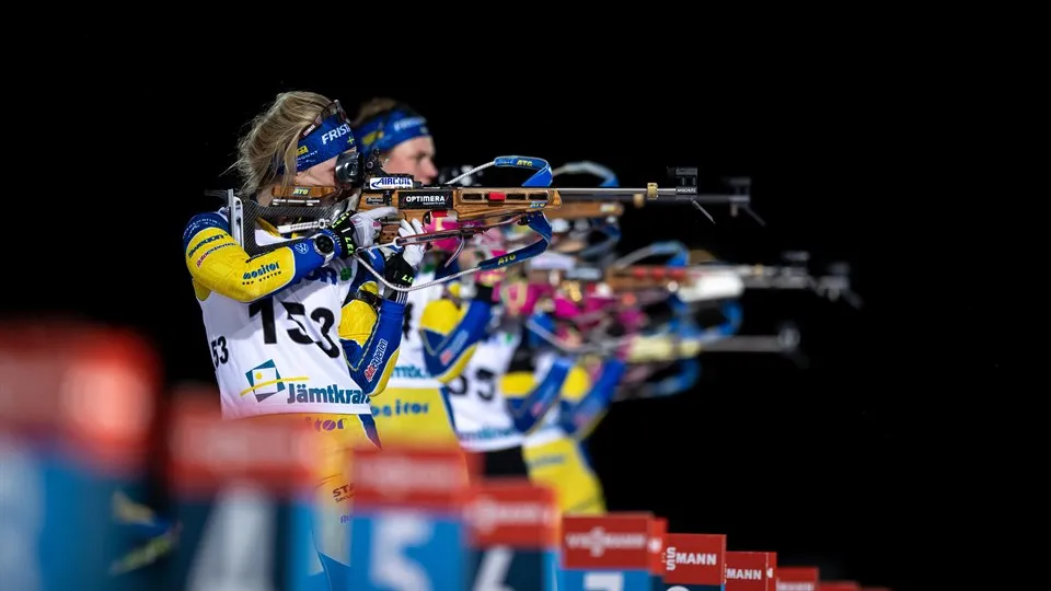 Mona Brorsson närmast kameran när skidskyttelandslaget tränar inför världscupen i Östersund