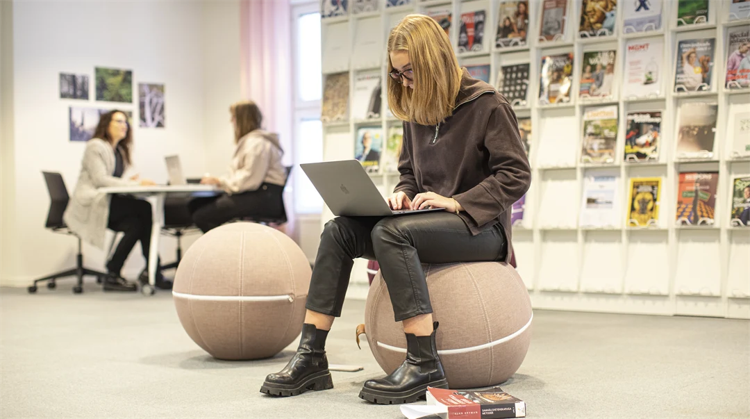 Student i tidsskriftlounge