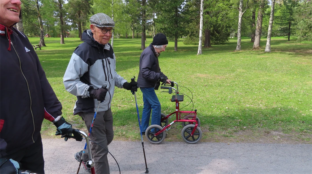 Äldre människor på promenad